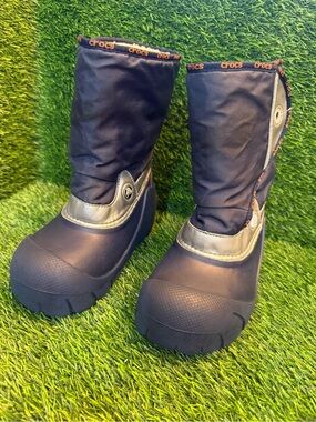 CROCS kids Navy and Silver lined Kids Neo Puff boot navy/silver size 3y